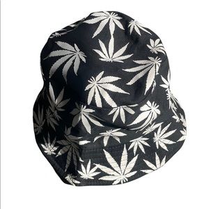 BLACK AND WHITE BUCKET HAT